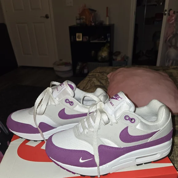 Nike Purple and White Airmax - Picture 3 of 5